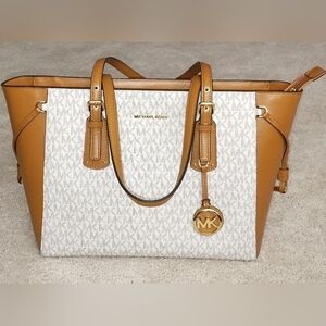 Michael Kors Voyager Tan and White Women's Bag. Used In Excellent Condition...
